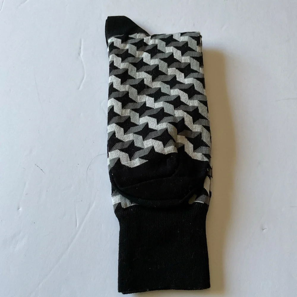 BUGATCHI MENS OPTICAL ILLUSION MERCERIZED COTTON SOCKS BLACK GRAY WHITE OS NWOT